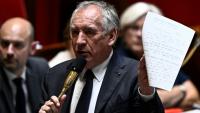Le Premier ministre Francois Bayrou tient à la main une lettre de l'ancien directeur du collège-lycée Bétharram, le 20 mai 2025 à l'Assemblée nationale à Paris