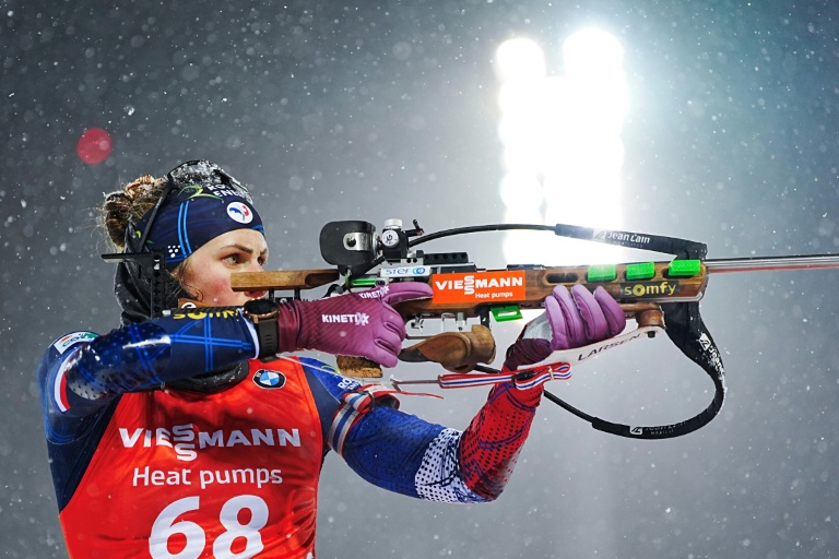 La biathlète française Justine Braisaz-Bouchet au tir lors lors du sprint d'Oestersund, en Suède, le 5 décembre 2025