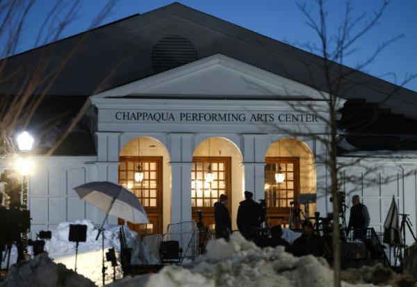 Des équipes de médias rassemblés devant une salle de Chappaqua dans l'Etat de New York où une commission parlementaire s'apprête à entendre l'ancien président Bill Clinton sur ses liens avec le criminel sexuel  février Jefferey Epstein, le 27 février 2026
