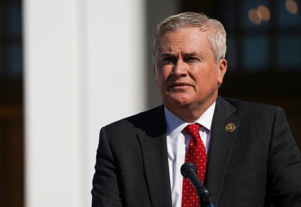 Le président de la commission d'enquête parlementaire en charge de l'affaire Epstein James Comer, s'exprimant à Chappaqua (New York) en marge de l'audition de l'ancien président Bill Clinton, le 27 février 2026