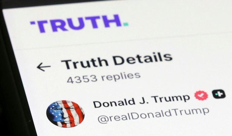 Le réseau Truth social du président américain Donald Trump sur un smartphone le 15 décembre 2025, à Washington