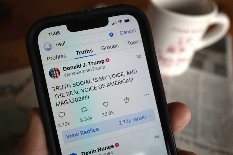 Un post du président américain Donald Trump sur son réseau Truth social vu sur un smartphone le 25 mars 2024, à Chicago aux Etats-Unis 