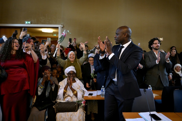 Des personnes applaudissent après l'élection du nouveau maire du Blanc-Mesnil, Demba Traoré, le 29 mars 2026 au Blanc-Mesnil, près de Paris