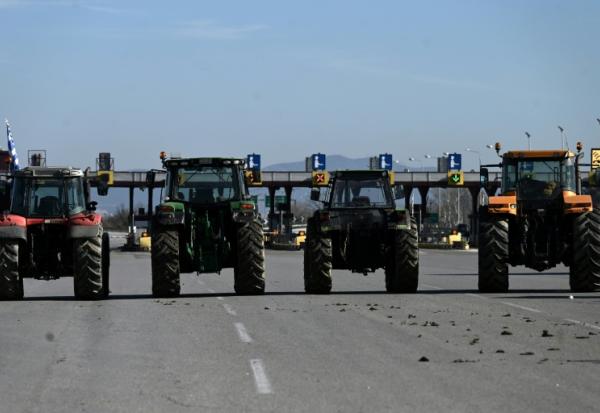 Des agriculteurs grecs bloquent une autoroute pour protester contre des retards de versement de subventions de l'UE, près de Thessalonique (Grèce), le 1er décembre 2025