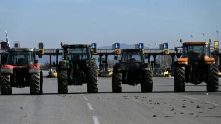 Des agriculteurs grecs bloquent une autoroute pour protester contre des retards de versement de subventions de l'UE, près de Thessalonique (Grèce), le 1er décembre 2025
