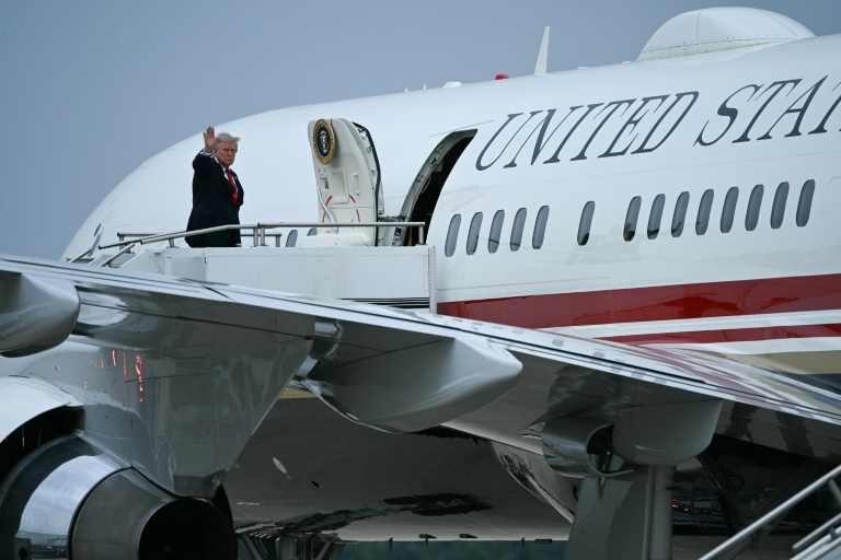 Le président américain Donald Trump montant à bord d'Air Force One à l'aéroport d'Oakland County International (Michigan), le 27 juillet 2026
