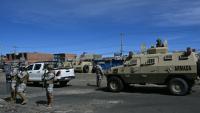 Des soldats et des policiers militaires sont déployés à Cruce Ventilla, dans la ville d'El Alto en Bolivie, le 20 juin 2026, après l'instauration de l'état d'exception