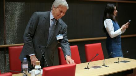 Le milliardaire Vincent Bolloré, actionnaire majoritaire du groupe de médias Canal+, assiste à une audition de la Commission d'enquête sur l'audiovisuel à l'Assemblée nationale, le 24 mars 2026 à Paris
