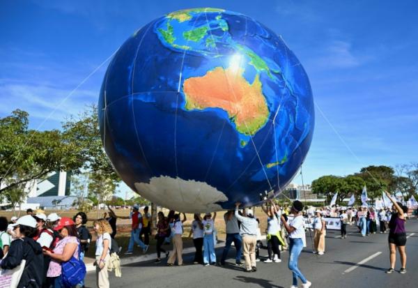 Manifestation contre une nouvelle initiative du Parlement visant à réduire les restrictions environnementales lors de la Journée mondiale de l'environnement, à Brasilia, le 5 juin 2025