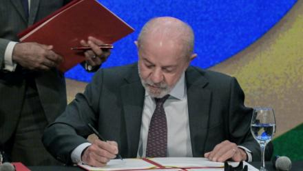 Le président brésilien Luiz Inacio Lula da Silva signe un décret interdisant les paris sportifs en ligne, le 25 septembre 2026 à Sao Paulo