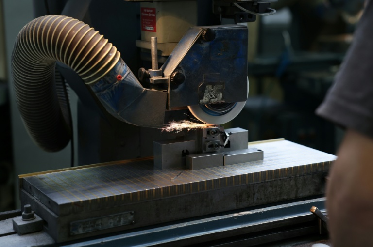 

Une pièce d'acier travaillée à l'usine Brandauer, une entreprise qui fabrique minuscules composants métalliques, le 11 juin 2026 à Birmingham, dans le centre de l'Angleterre