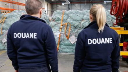 Des douaniers devant des colis de fret aérien dans un entrepôt de l'aéroport Roissy-Charles-de-Gaulle, au nord de Paris, le 29 avril 2025
