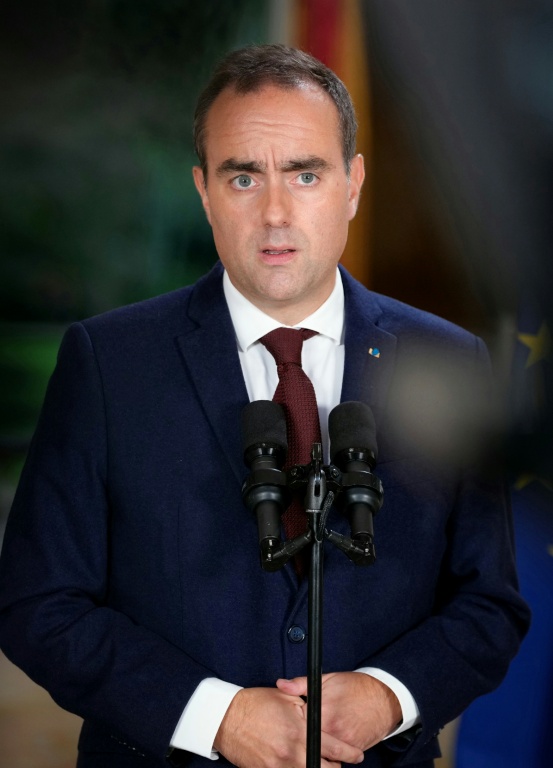 Le Premier ministre français Sébastien Lecornu fait une déclaration à l'hôtel de Matignon à Paris, le 7 octobre 2026