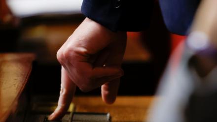 Un député prend part à un vote à l'Assemblée nationale, à Paris, le 5 décembre 2025