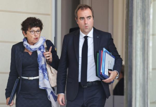 La ministre française de la Transition écologique Monique Barbut (g) et le Premier ministre français Sébastien Lecornu sur le perron du palais de l'Élysée à Paris, le 10 septembre 2026