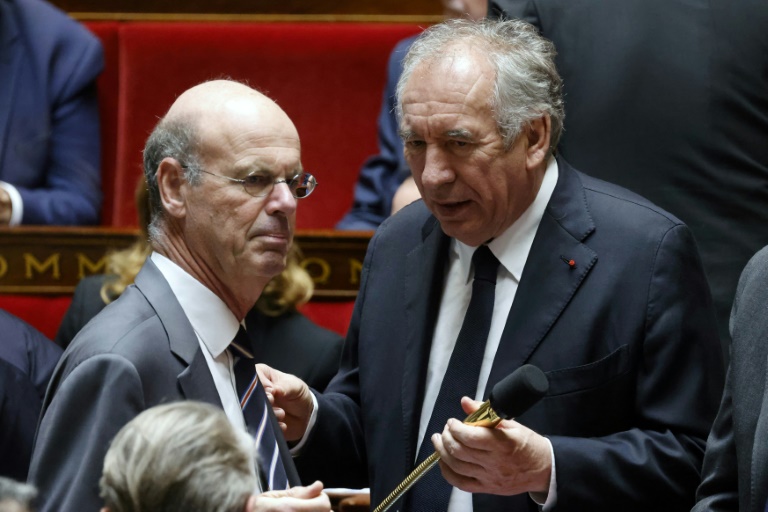 Le ministre de l'Economie Eric Lombard (à gauche) et le Premier ministre François Bayrou, à l'Assemblée nationale à Paris, le 29 avril 2025