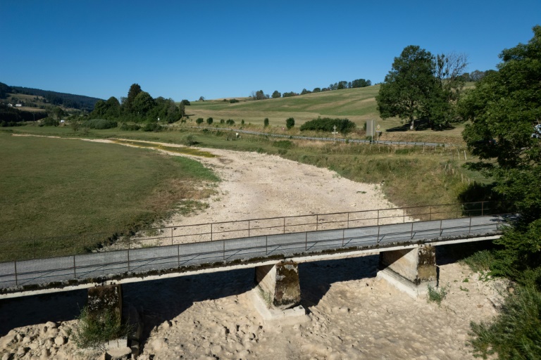 Le lit asséché de la rivière Doubs à Ville-du-Pont, le 9 juillet 2026 dans le Doubs