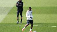 L'attaquant du Paris SG Ousmane Dembélé (à droite) avec l'entraîneur Luis Enrique lors d'un entraînement au Campus PSG de Poissy, le 6 mai 2025
