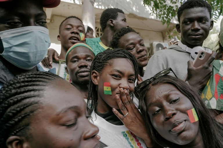 Des supporters sénégalais attendent les champions d'Afrique, attendus au Palais de la République à Dakar mardi 20 janvier 2026.