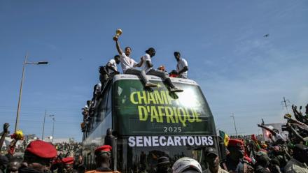 Les Sénagalais champions d'Afrique présentent leur trophée à la foule de Dakar, mardi 20 janvier 2026.