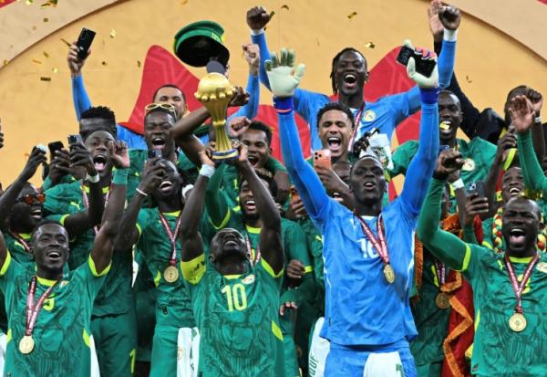 Le footballeur sénégalais Sadio Mané porte la coupe de la CAN le 18 janvier 2026 à Rabat alors qu'il célèbre avec ses coéquipiers la victoire des Lions de la Teranga à la finale du tournoi 