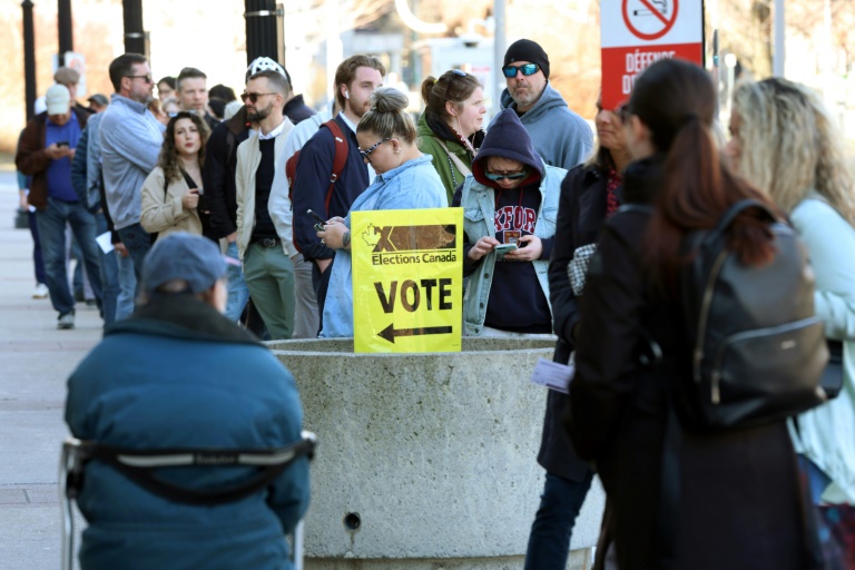 Des électeurs font la queue pour voter, le 28 avril 2025 à Ottawa, au Canada
