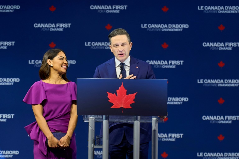 Le chef conservateur, M. Poilievre, son épouse Anaida à ses côtés, s'adresse à ses partisans, le 28 avril 2025 à Ottawa, au Canada