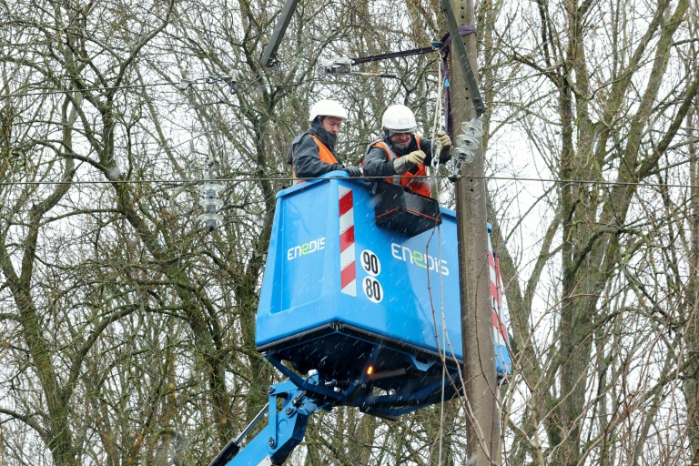 Réparations sur le réseau Enedis à Duisans,dans le département du Pas-de-Calais, en région Hauts-de-France, le 9 janvier 2026, après des intempéries. 