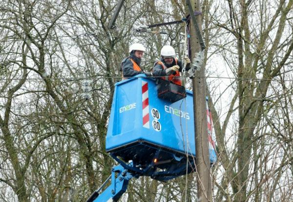 Réparations sur le réseau Enedis à Duisans,dans le département du Pas-de-Calais, en région Hauts-de-France, le 9 janvier 2026, après des intempéries. 