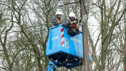 Réparations sur le réseau Enedis à Duisans,dans le département du Pas-de-Calais, en région Hauts-de-France, le 9 janvier 2026, après des intempéries. 