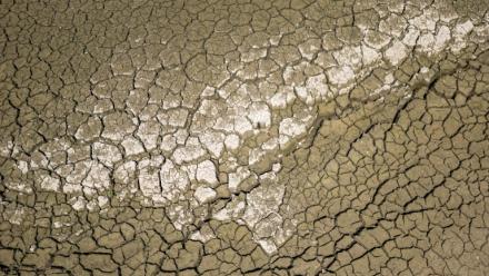 Vue aérienne du lit asséché du lac des Brenets, frontière naturelle entre l'est de la France et l'ouest de la Suisse lors d'une nouvelle vague de chaleur, le 11 août 2026