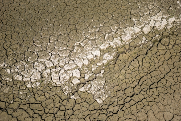 Vue aérienne du lit asséché du lac des Brenets, frontière naturelle entre l'est de la France et l'ouest de la Suisse lors d'une nouvelle vague de chaleur, le 11 août 2026