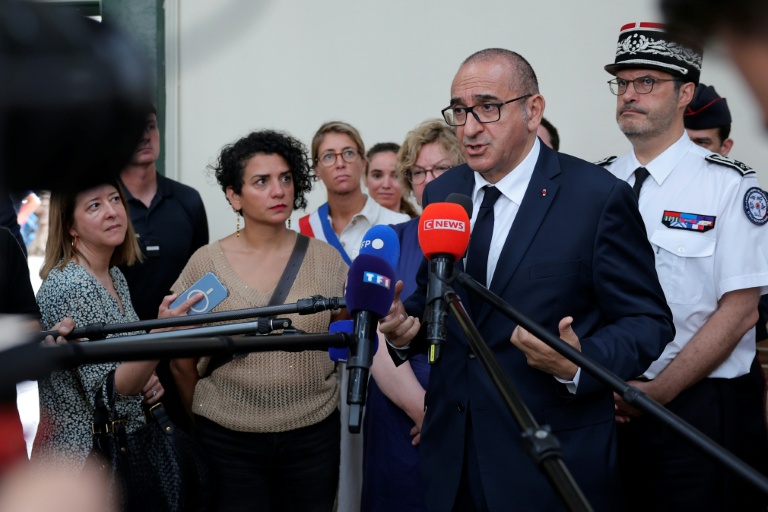 Le ministre de l'Intérieur, Laurent Nuñez, s'adresse à la presse lors de sa visite dans une caserne de pompiers pour faire le point sur la gestion de la crise liée à la canicule, le 28 juin 2026 à Paris