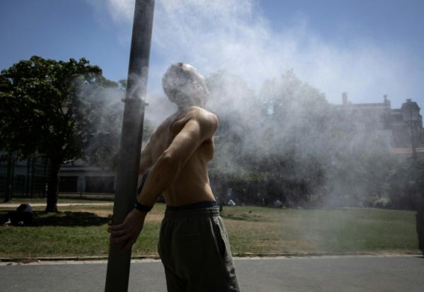 Un homme se rafraîchit sous une fontaine à Paris le 24 juin 2026 