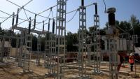 Un salarié Enedis travaillant à l'installation d'un nouveau transformateur électrique à Pompignac, dans le département de la Gironde, le 1er juillet 2025 