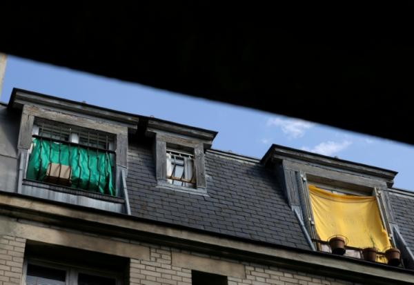 Des tissus installés à l'extérieur des fenêtres pour protéger les logements de la chaleur à Paris, le 26 juin 2026, lors d'un épisode de canicule en France