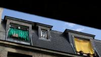 Des tissus installés à l'extérieur des fenêtres pour protéger les logements de la chaleur à Paris, le 26 juin 2026, lors d'un épisode de canicule en France