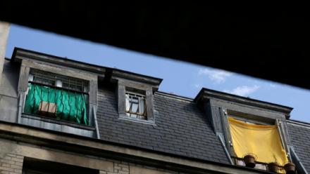 Des tissus installés à l'extérieur des fenêtres pour protéger les logements de la chaleur à Paris, le 26 juin 2026, lors d'un épisode de canicule en France