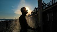 Un homme prend une douche sur la plage, le long de la "Promenade des Anglais", à Nice, sur la Côte d'Azur, le 26 juin 2026