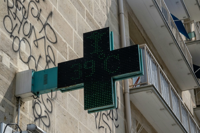 Un thermomètre de pharmacie indique une température de 39°C à Paris, le 13 juillet 2026 lors d'un épisode de canicule en France