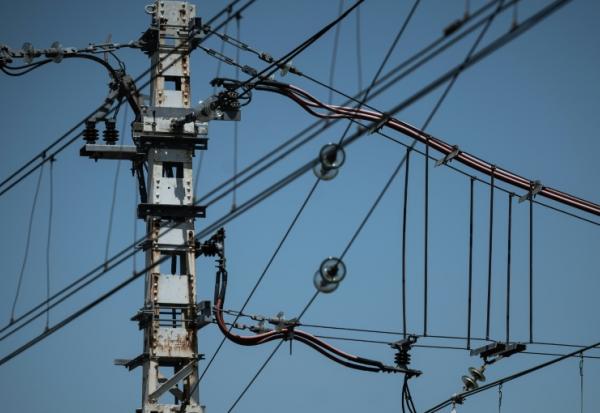 Les caténaires et fils d'alimentation électrique en gare de Bordeaux photographiés lors d'un précédent épisode caniculaire le 15 juin 2022
