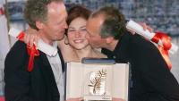 Les frères Luc (d) et Jean-Pierre Dardenne posent avec la comédienne Emilie Dequenne pour la Palme d'or du 52e Festival de Cannes, avec le film "Rosetta", le 23 mai 1999