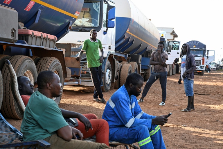 Des chauffeurs de camions-citernes attendent le 31 octobre 2025 à Nigoun à la frontière entre la Côte d'Ivoire et le Mali voisin où ils sont la cible des jihadistes et risquent leur vie