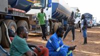 Des chauffeurs de camions-citernes attendent le 31 octobre 2025 à Nigoun à la frontière entre la Côte d'Ivoire et le Mali voisin où ils sont la cible des jihadistes et risquent leur vie