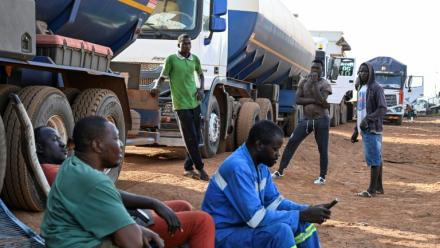 Des chauffeurs de camions-citernes attendent le 31 octobre 2025 à Nigoun à la frontière entre la Côte d'Ivoire et le Mali voisin où ils sont la cible des jihadistes et risquent leur vie