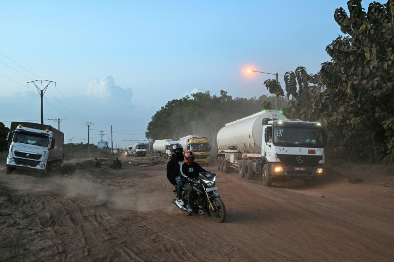 Un camion-citerne assurant l'approvisionnement du Mali malgré les attaques jihadistes, entre dans Boundiali, dans le nord de la Côte d'Ivoire le 30 octobre 2025