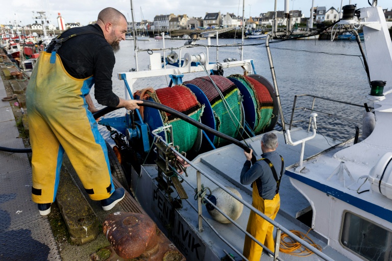 Des pêcheurs font le plein de gazole du Penn Ivik dans le port du Guilvinec (Finistère), le 11 mars 2026