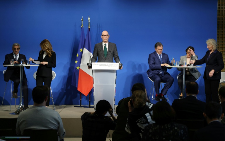 Le ministre de l'Economie et des Finances, Roland Lescure (c), lors de la présentation du plan d'aide aux secteurs économiques les plus touchés par la crise énergétique, le 27 mars 2026 au ministère des Finances de Bercy à Paris