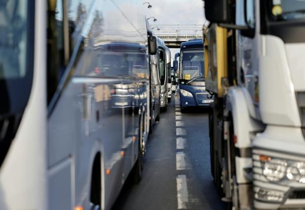 Des bus garés avant une opération escargot de chauffeurs de poids lourds et d’autocars sur le périphérique de Paris, le 30 mars 2026
