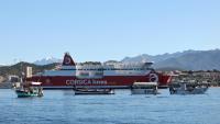 Un ferry de la Corsica Linea bloqué à l'entrée du port d'Ajaccio par des bateaux de pêche, le 7 avril 2026